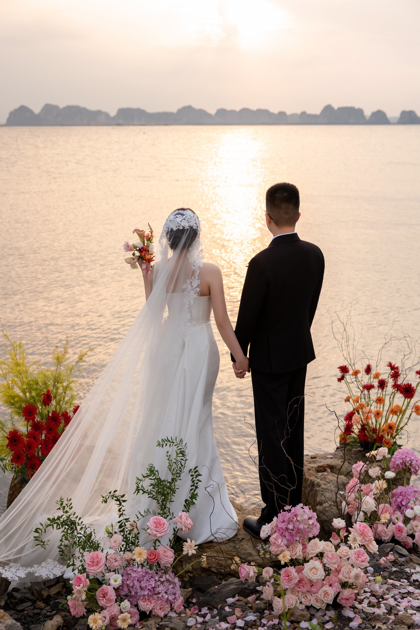 Khoảnh khắc cô dâu và chú rể bên biển